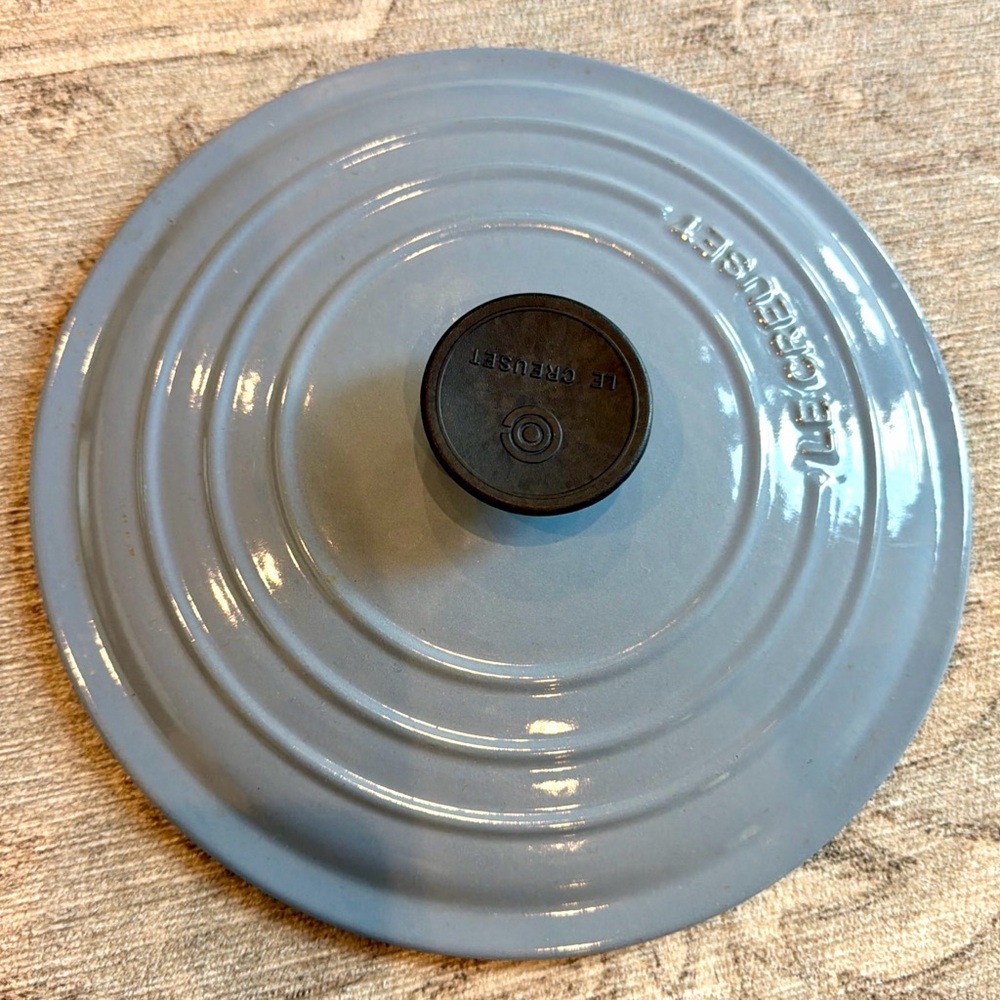 Le Creuset Pale Blue Enamel Cast Iron Lid with Black Knob VTG 10” - Picture 10 of 10